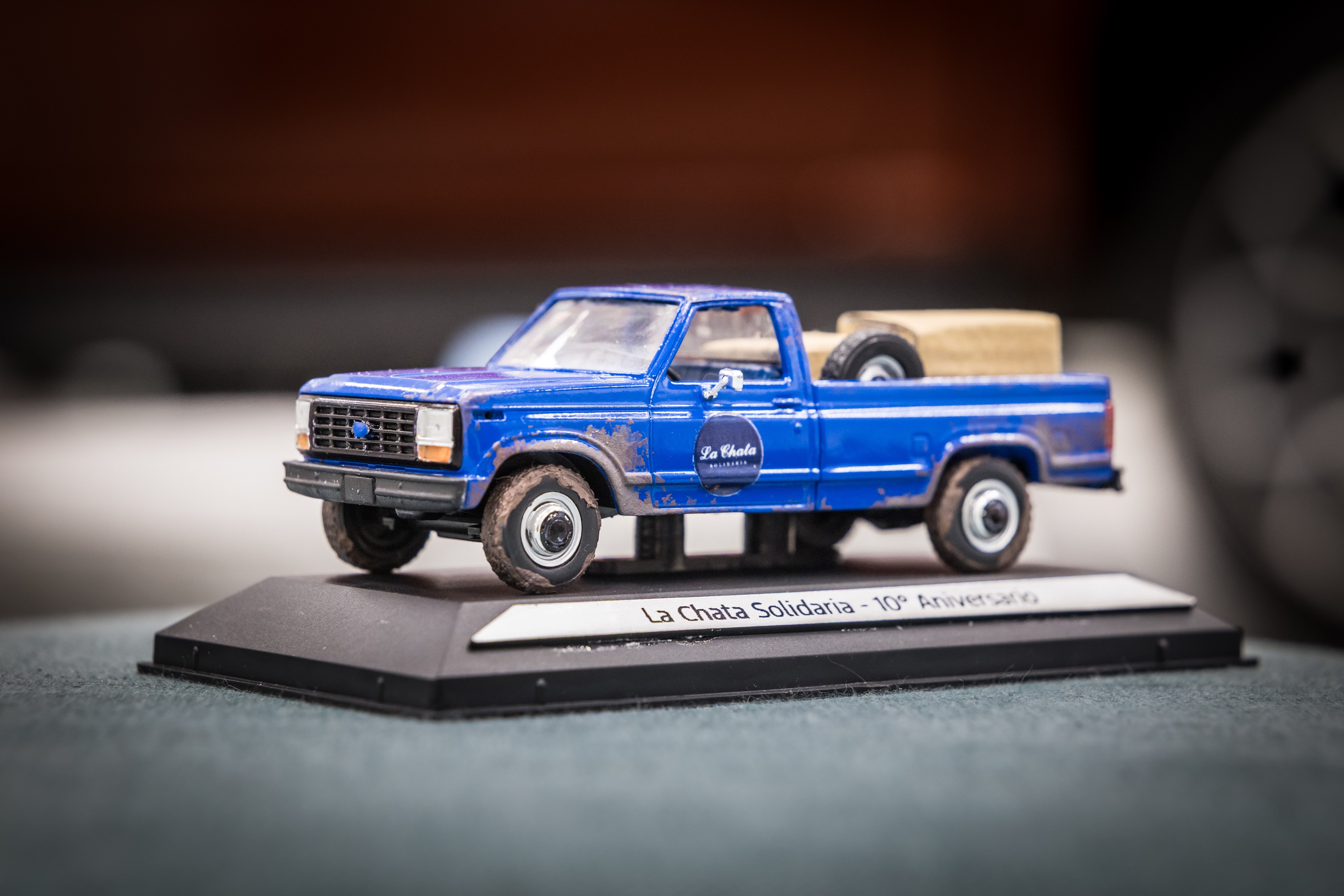La F-250 que dio origen a La Chata Solidaria, en miniatura. Un obsequio de Ford Argentina a Jerónimo Chemes.
